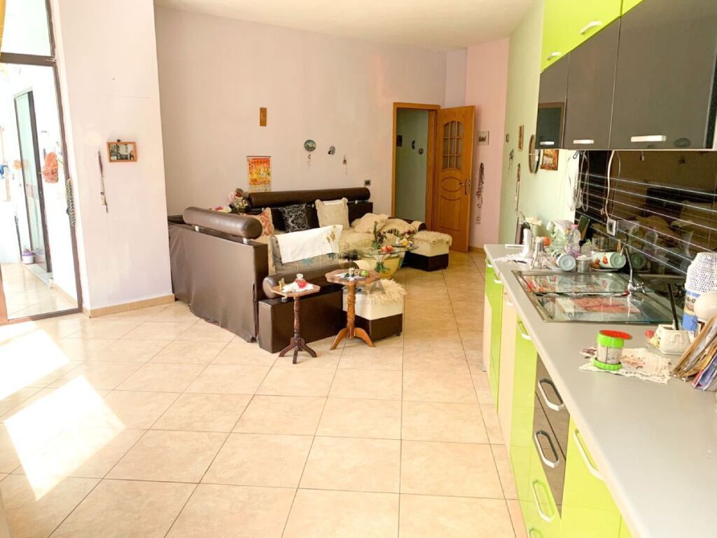APARTAMENT 1+1 NE SHITJE TE BULEVARDI ZOGU I