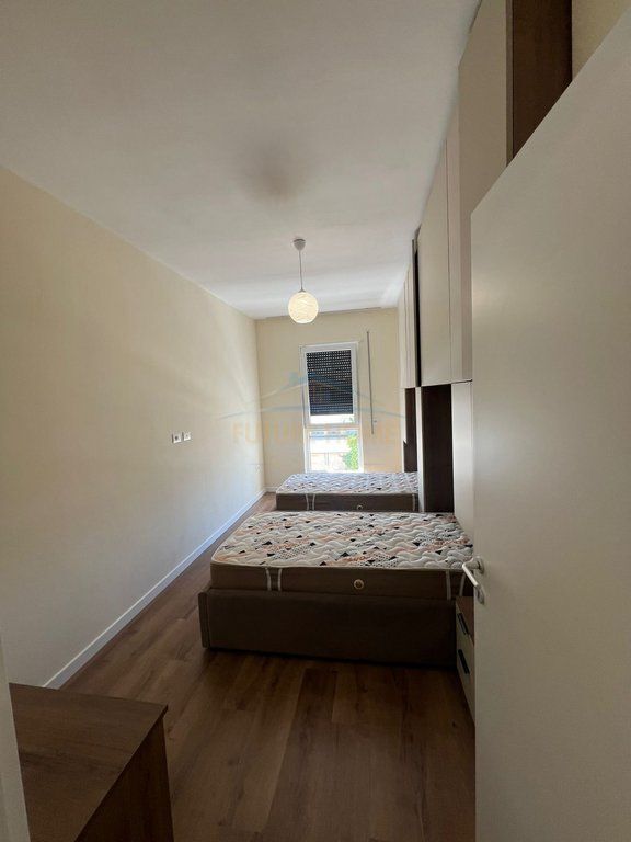 Jepet me Qera Apartament 2+1+2+Post në Rrugen 5 Maj.
