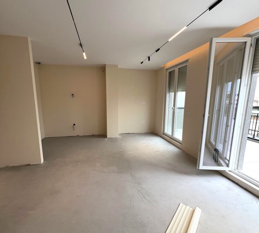 🏢Shitet Apartament Lux 2+1+2+Verande rrethuese + 2🅿️  📍 Ish tregu Elektrik , Shkolla e Baletit  🏢Kati 4   💵Cmimi 314.000€ , I diskutuar  🅿️  