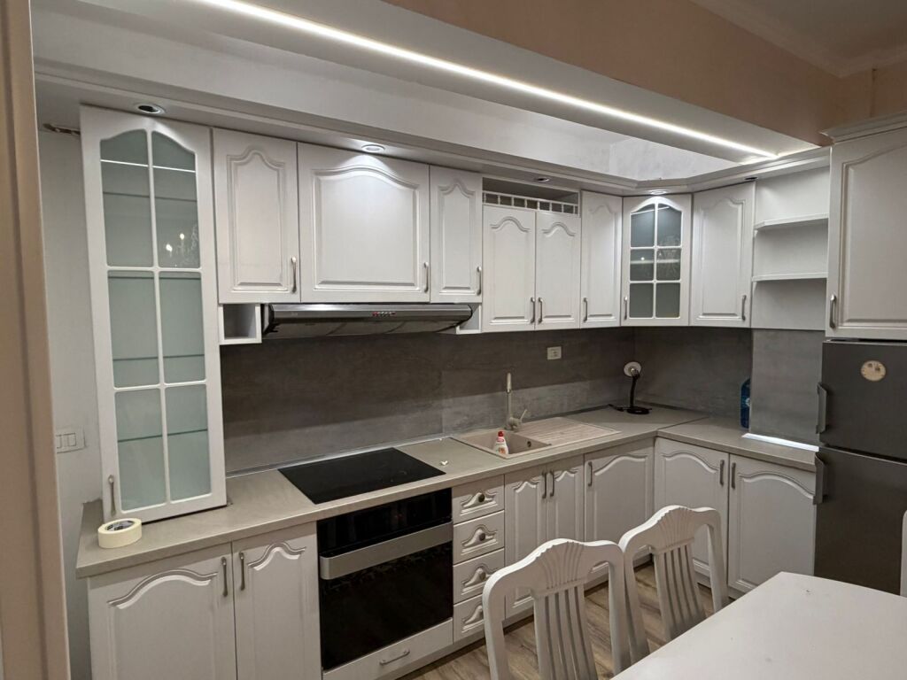 🏢Perballe Martenitetit te Ri,Rr.Sitki Cico jepet me qera apartament 1+1, i mobiluar 50,000 Leke