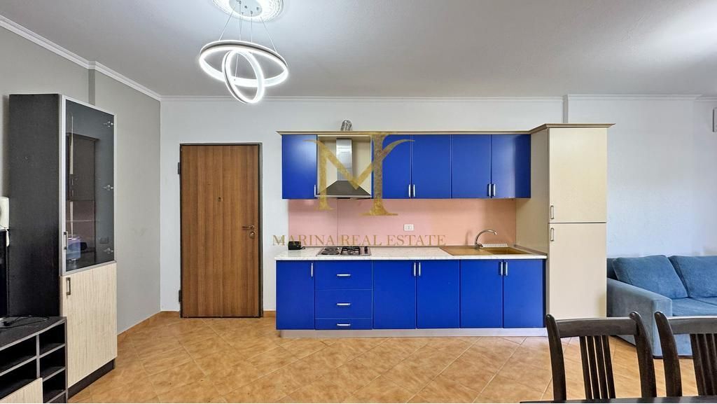 Shitet apartament 1+1. Kati 4, pa ashensor. Shkembi Kavajes, afer Bonita