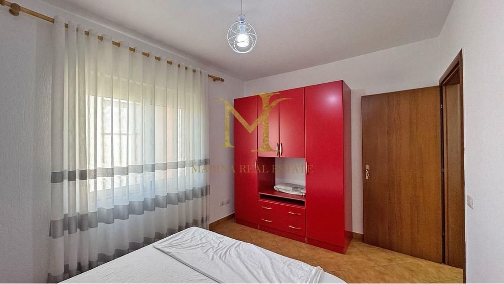 Shitet apartament 1+1. Kati 4, pa ashensor. Shkembi Kavajes, afer Bonita