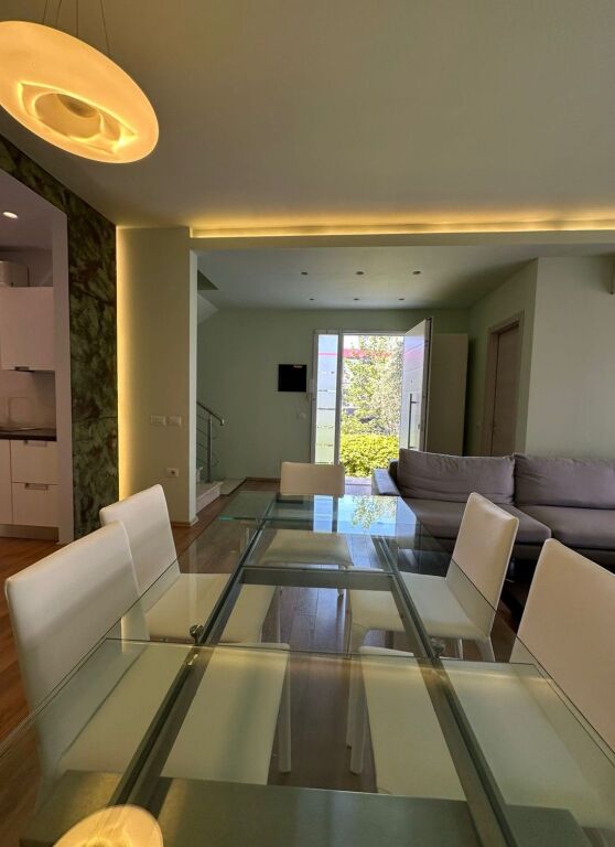 AFFITTASI VILLA SU 4 PIANI – White House, TEG