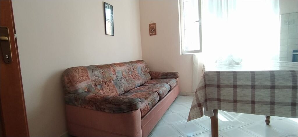 🏢Nella zona di Vasil Shanto, Via Viktor Eftemiu, si affitta appartamento 1+1+zona cucina, arredato. 45.000 Leke