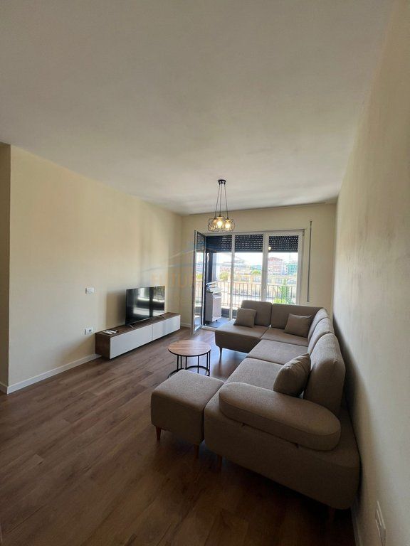Jepet me Qera Apartament 2+1+2+Post në Rrugen 5 Maj.