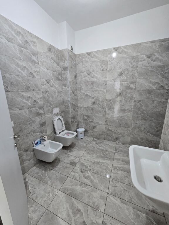 🏢 Office for Rent 2+1+2 – Square 21 Rruga e Kavajes