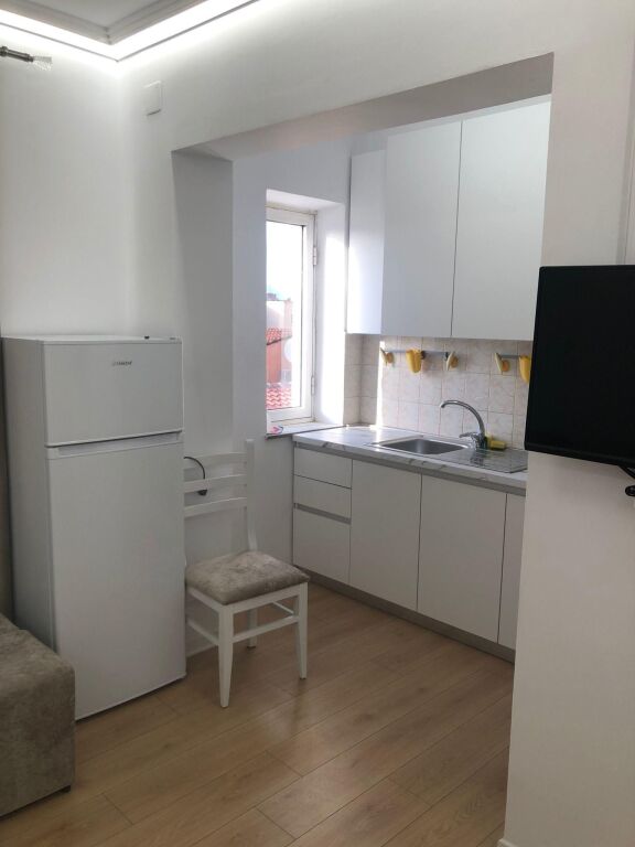 Prane Ish Restorant Durresit jepet me qera apartament 1+1,i mobiluar 55,000Leke