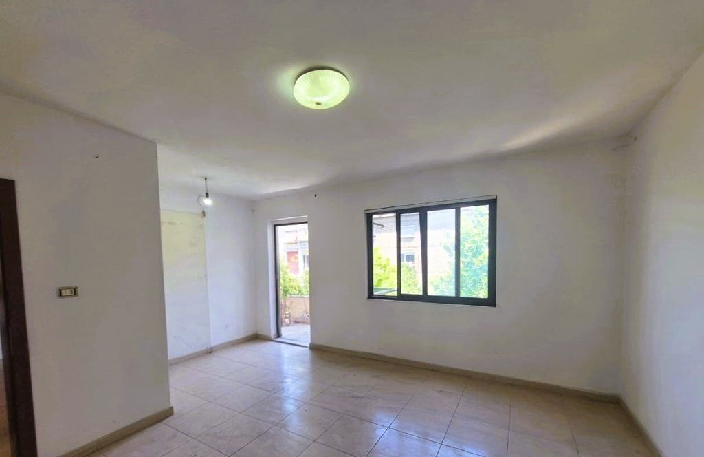 Shitet Apartament 2+1 me Dhomë Shërbimi në ish stacionin e fundit të Tiranës së Re – Mundësi Investimi!