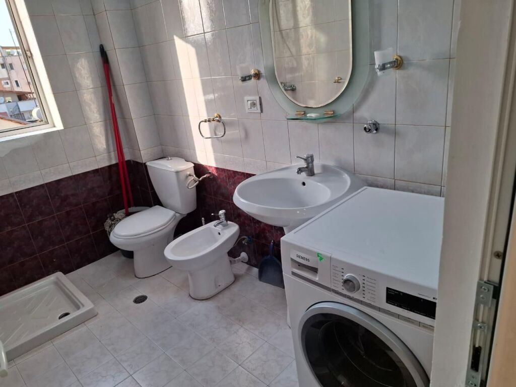 Prane Ish Restorant Durresit jepet me qera apartament 1+1,i mobiluar 55,000Leke