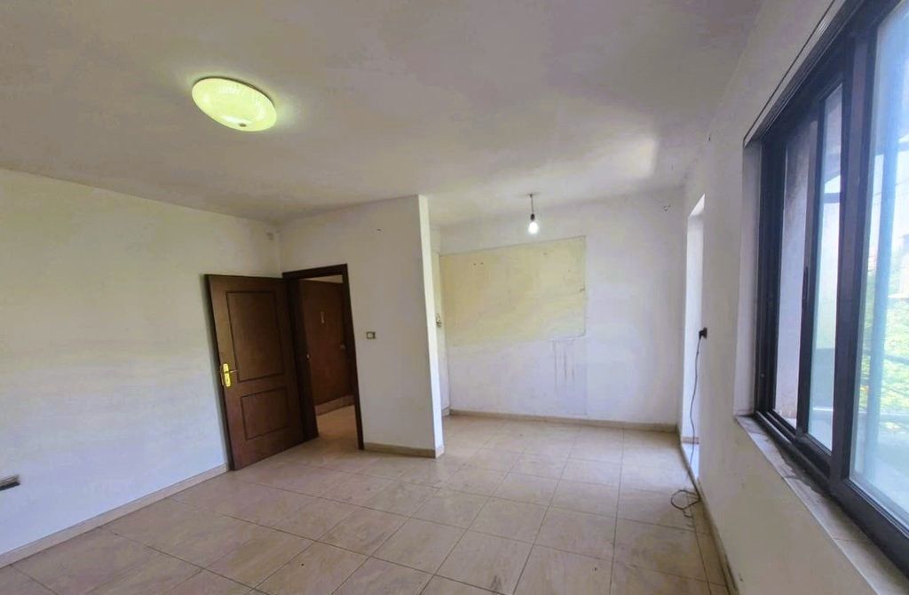 Shitet Apartament 2+1 me Dhomë Shërbimi në ish stacionin e fundit të Tiranës së Re – Mundësi Investimi!