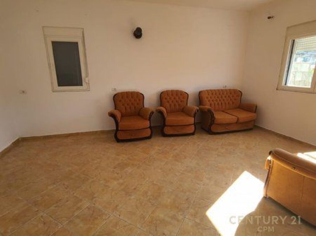 VENDESI PRIVATO CON CORTILE IN VENDITA A VORE