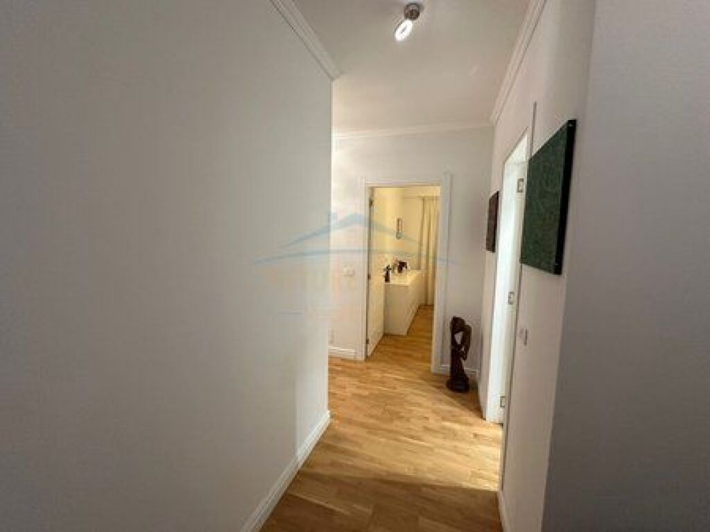 Shitet, Apartament 2+1+2, Rruga e Barrikadave, Tirane