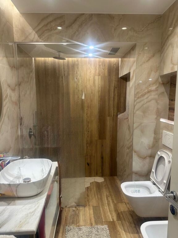 Astir, jepet me qera apartament 2+1+2 i arreduar modern.
