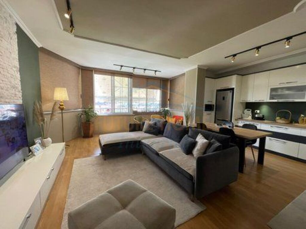 Shitet, Apartament 3+1+2, Fresk, Tiranë.