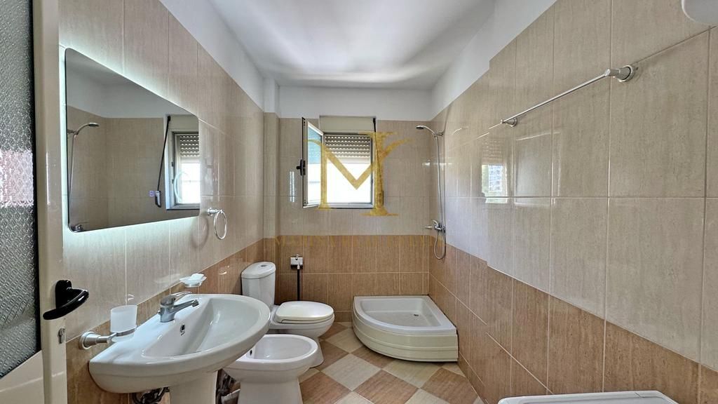 Shitet apartament 1+1. Kati 4, pa ashensor. Shkembi Kavajes, afer Bonita