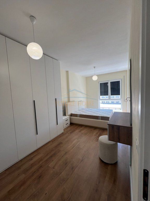 Jepet me Qera Apartament 2+1+2+Post në Rrugen 5 Maj.