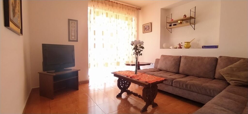 🏢Nella zona di Vasil Shanto, Via Viktor Eftemiu, si affitta appartamento 1+1+zona cucina, arredato. 45.000 Leke