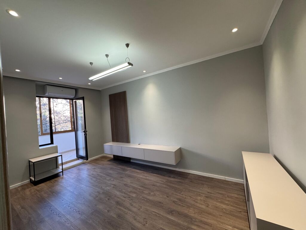 Office for rent in Bllok!