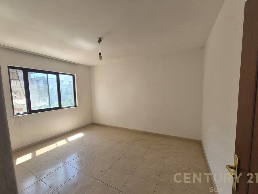 Shitet Apartament 2+1 me Dhomë Shërbimi në ish stacionin e fundit të Tiranës së Re – Mundësi Investimi!