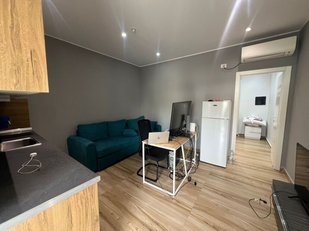 Shitet Apartament 1+1 te Liqeni i Thate/ Prane Kopshtit Zoologjik