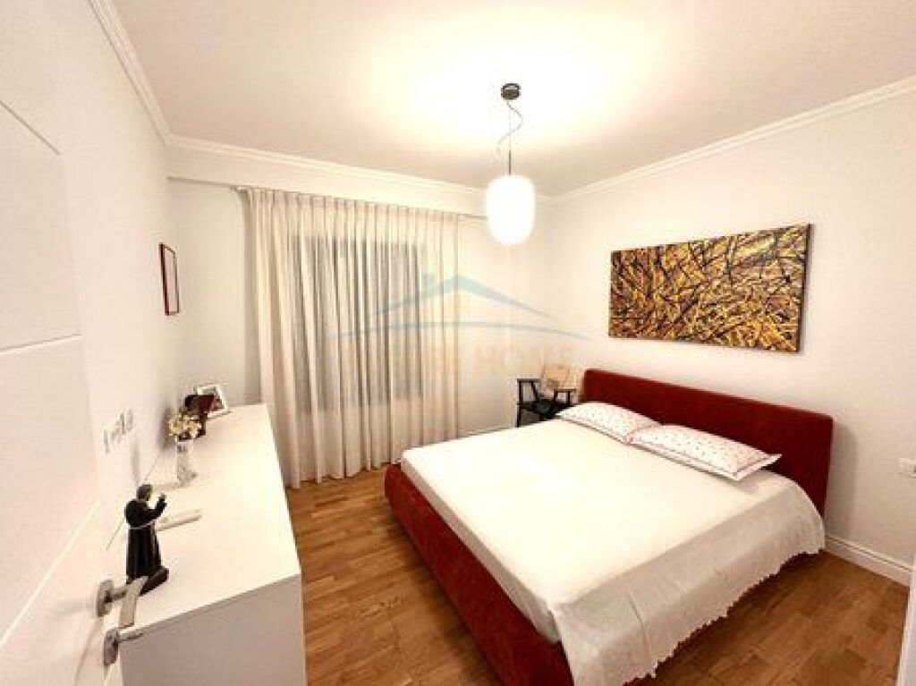 Shitet, Apartament 2+1+2, Rruga e Barrikadave, Tirane