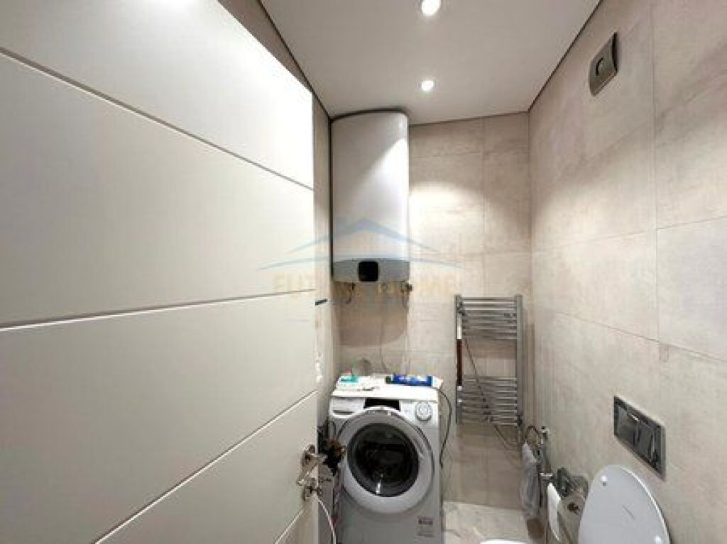 Shitet, Apartament 2+1+2, Rruga e Barrikadave, Tirane