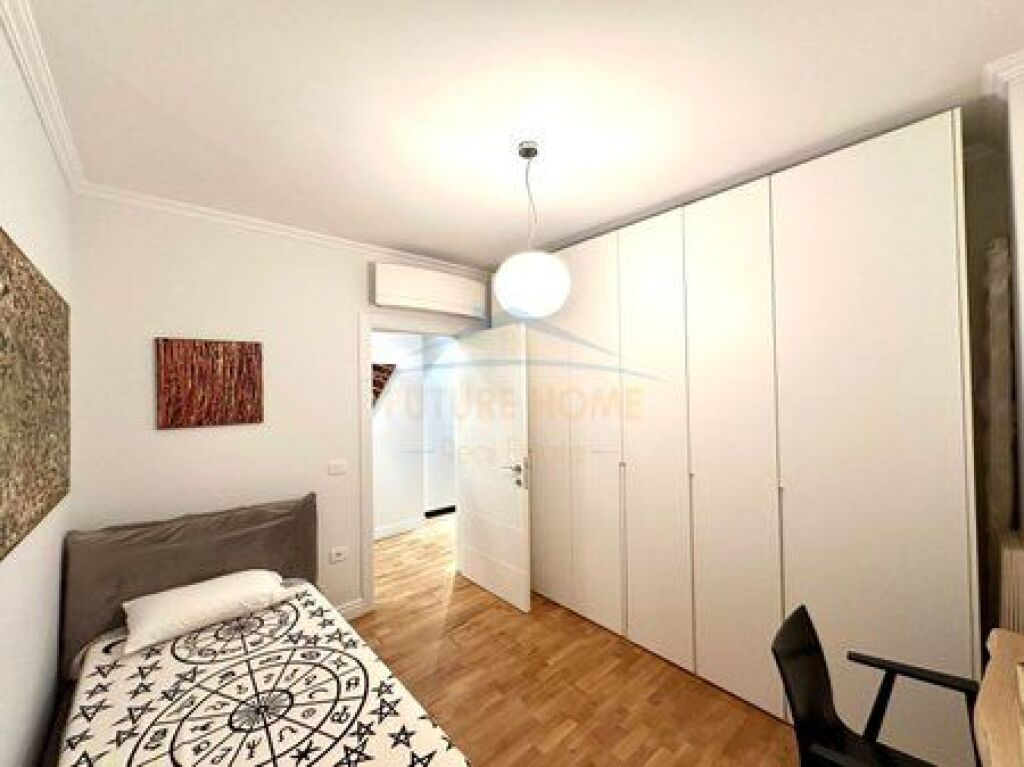 Shitet, Apartament 2+1+2, Rruga e Barrikadave, Tirane