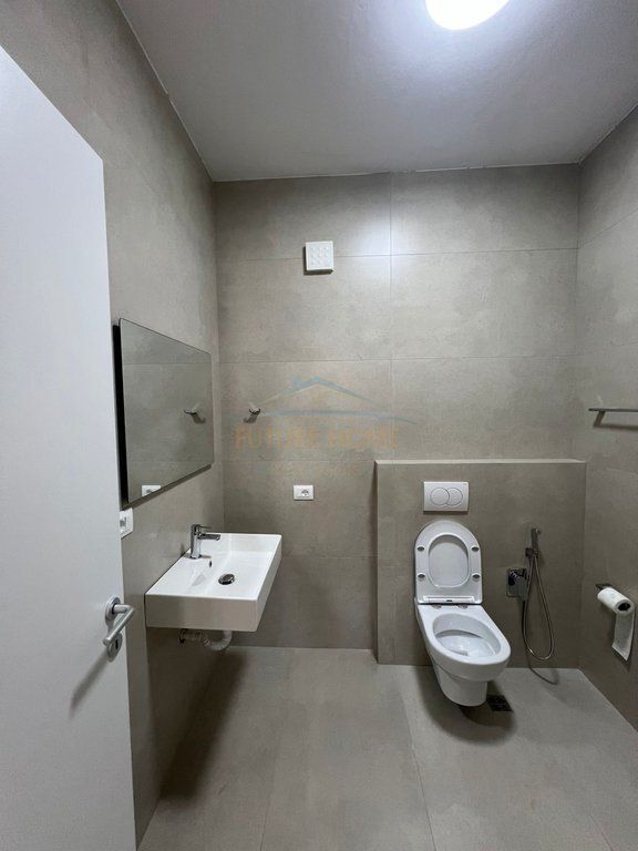 Jepet me Qera Apartament 2+1+2+Post në Rrugen 5 Maj.