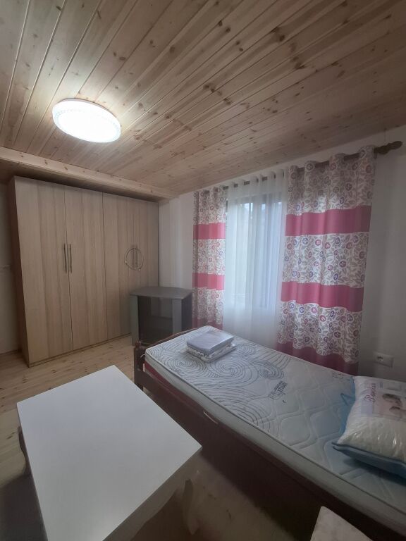Monolocale/Casa in affitto 290Lek (mai abitato prima) - Q.Studenti, Scuola Bashkim Fino