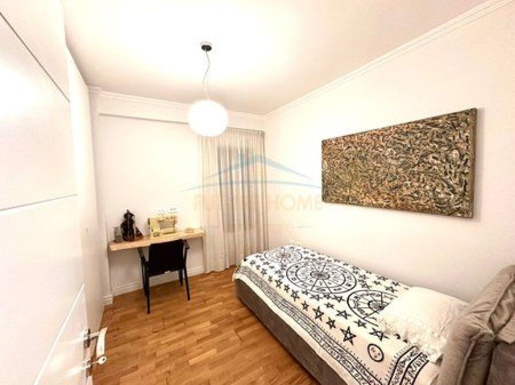 Shitet, Apartament 2+1+2, Rruga e Barrikadave, Tirane