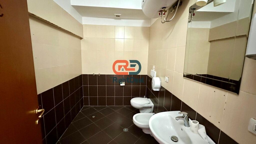 Tek Kompleksi Halili, Jepet Me Qira, Super Ambient Per Zyra Ose Klinika!!!