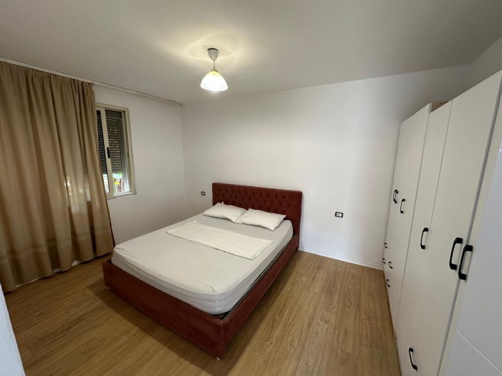 🏢Rruga Frosina Plaku,prane Hotel Mondial jepet me qera apartament,1+1, i mobiluar. 500Euro   