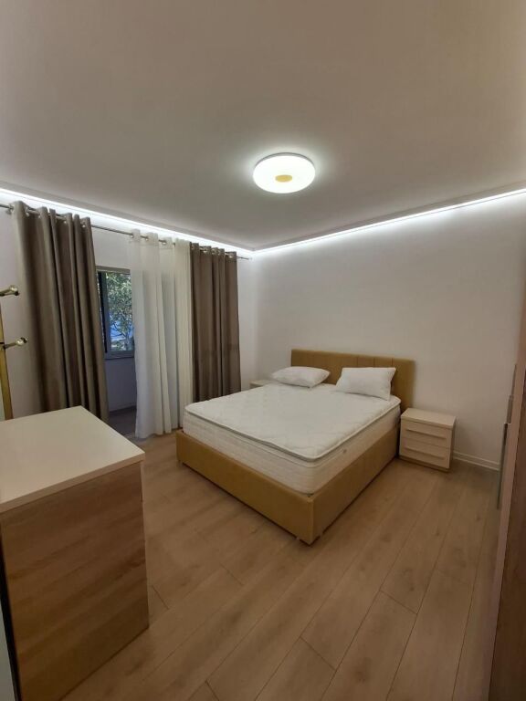 Prane Ish Restorant Durresit jepet me qera apartament 1+1,i mobiluar 55,000Leke