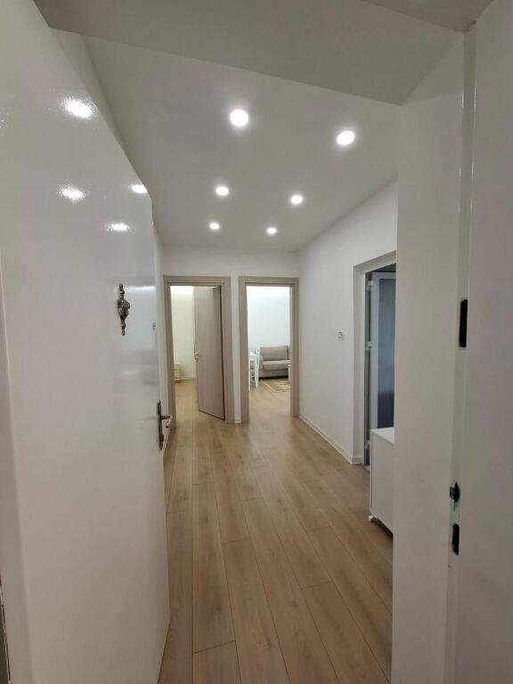 Prane Ish Restorant Durresit jepet me qera apartament 1+1,i mobiluar 55,000Leke