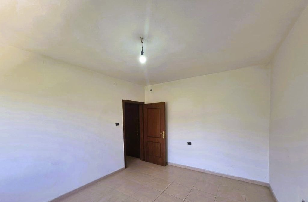Shitet Apartament 2+1 me Dhomë Shërbimi në ish stacionin e fundit të Tiranës së Re – Mundësi Investimi!
