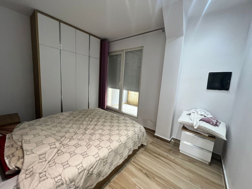 Shitet Apartament 1+1 te Liqeni i Thate/ Prane Kopshtit Zoologjik