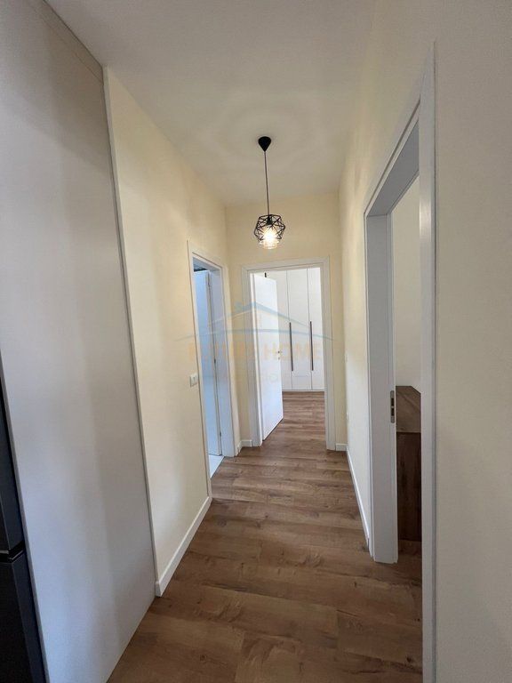 Jepet me Qera Apartament 2+1+2+Post në Rrugen 5 Maj.