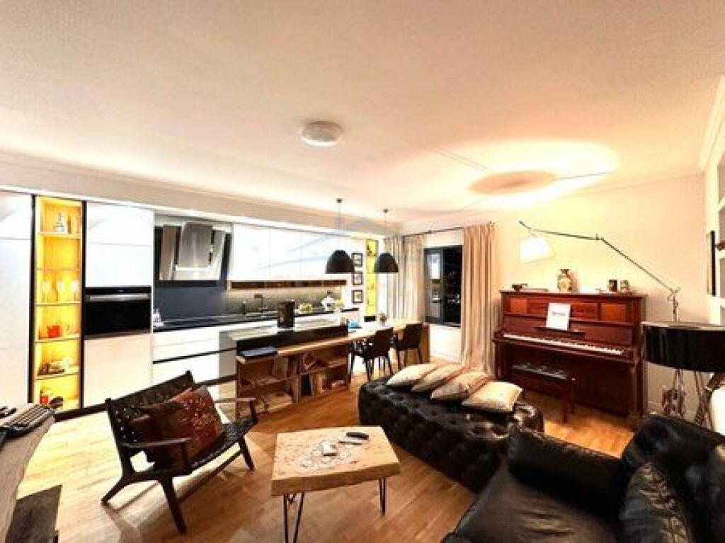 Shitet, Apartament 2+1+2, Rruga e Barrikadave, Tirane