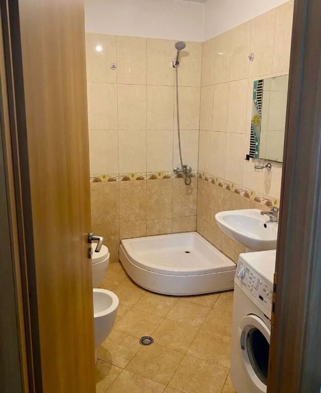 🏢Xhamllik,prane Supermarket Spar jepet me qera apartament 1+1,i mobiluar 50,000Leke