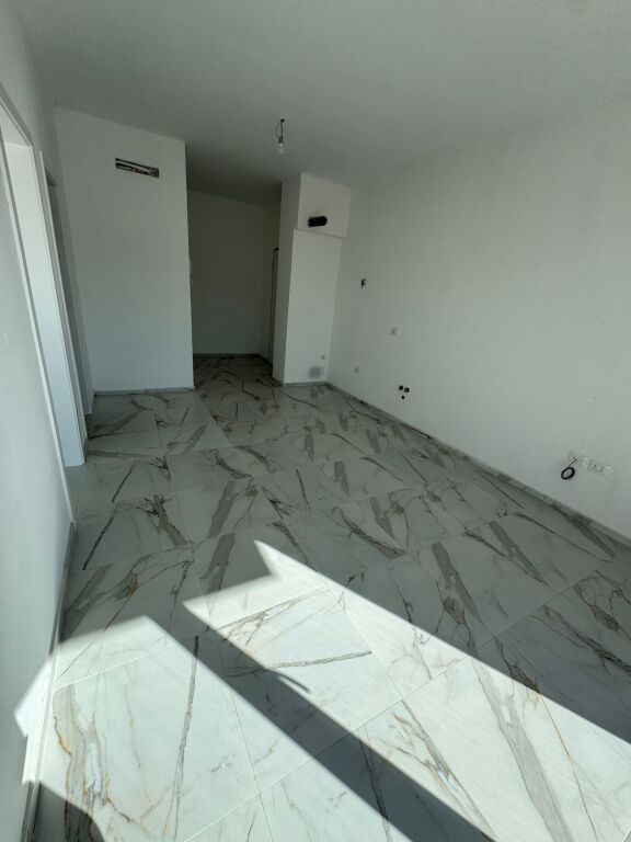 📢 Jepet me qera zyrë 1+1  📍 Zogu i Zi💶 50,000 lekë/muaj