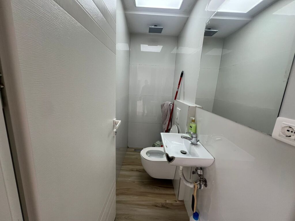 Shitet Apartament 1+1 te Liqeni i Thate/ Prane Kopshtit Zoologjik