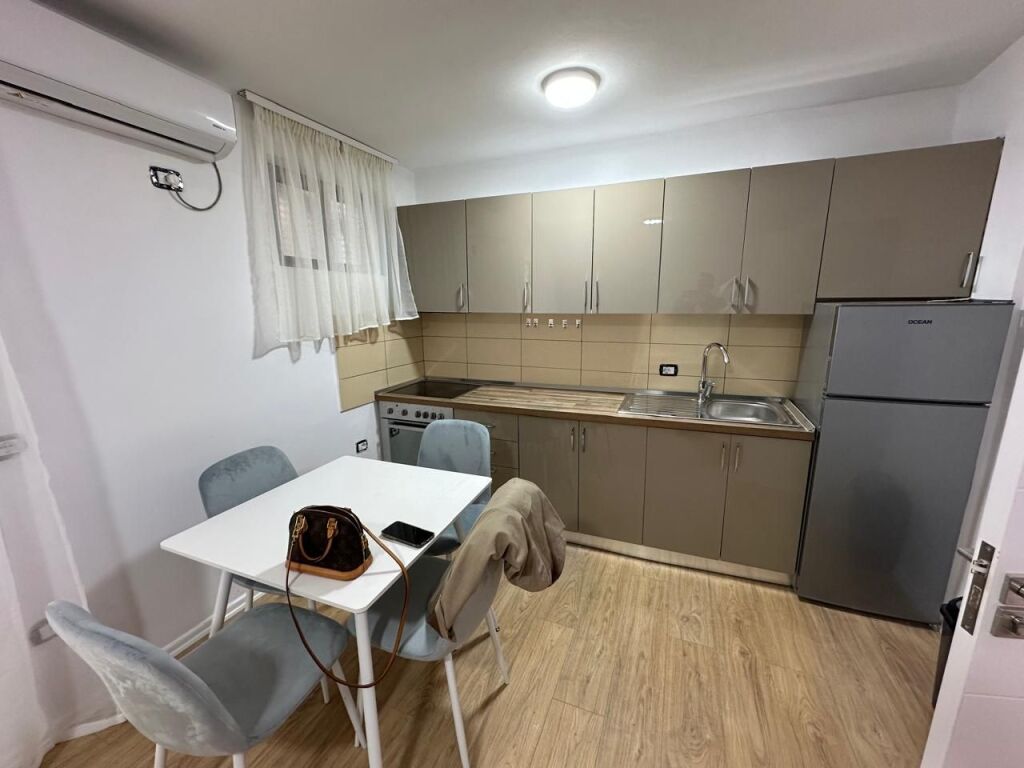 🏢Rruga Frosina Plaku,prane Hotel Mondial jepet me qera apartament,1+1, i mobiluar. 500Euro   