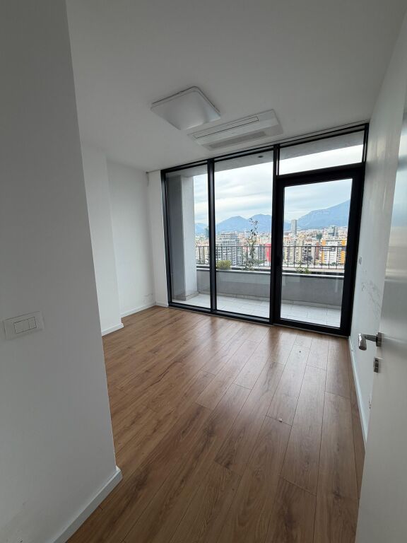 Office for rent, 4 work environments and 2 toilets for rent vacant, LakeView Residence