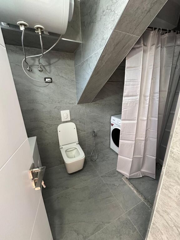 🏢Rruga Frosina Plaku,prane Hotel Mondial jepet me qera apartament,1+1, i mobiluar. 500Euro   