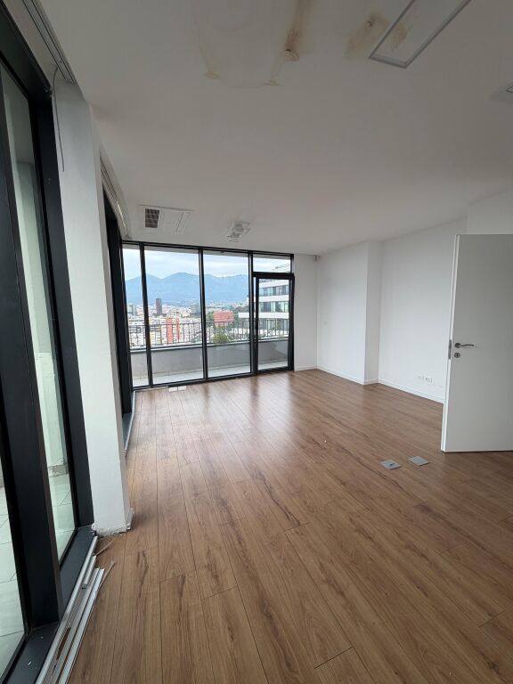 Office for rent, 4 work environments and 2 toilets for rent vacant, LakeView Residence