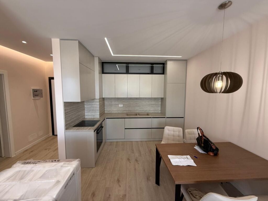 🏠Jepet me qera apartament 1+1 në Tiranë  📍 Vendndodhja: Rezidenca Golden Tower, Mine Peza💰 Çmimi: 800€ / muaj