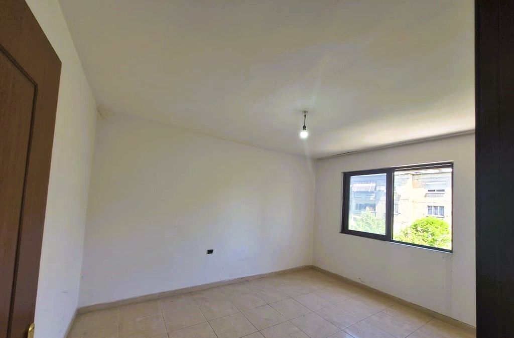Shitet Apartament 2+1 me Dhomë Shërbimi në ish stacionin e fundit të Tiranës së Re – Mundësi Investimi!