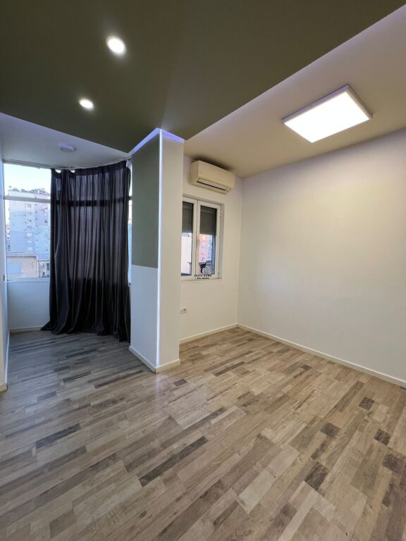 UFFICIO IN AFFITTO 110M2 PIAZZA WILLSON 140.000 LEKE FH-72511
