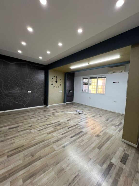 UFFICIO IN AFFITTO 110M2 PIAZZA WILLSON 140.000 LEKE FH-72511