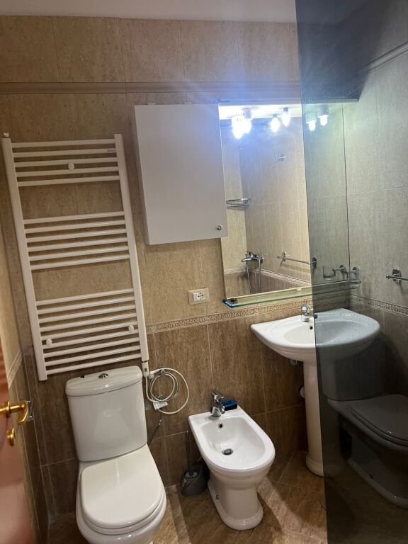 Jepet apartament me qira 1+1 Komuna e Parisit ,